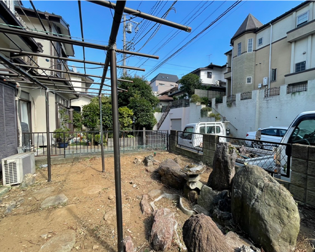 施工事例:駐車場の紅葉・草の処理作業